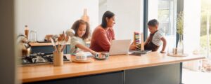 Mutter motiviert ihr Mädchen & ihren Jungen mit Sprüchen zum Schulanfang