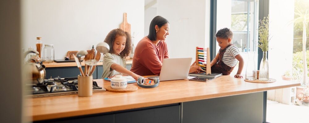 Mutter motiviert ihr Mädchen & ihren Jungen mit Sprüchen zum Schulanfang